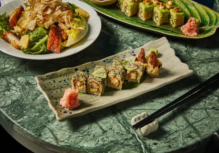 dining-sushi-in-the-lounges