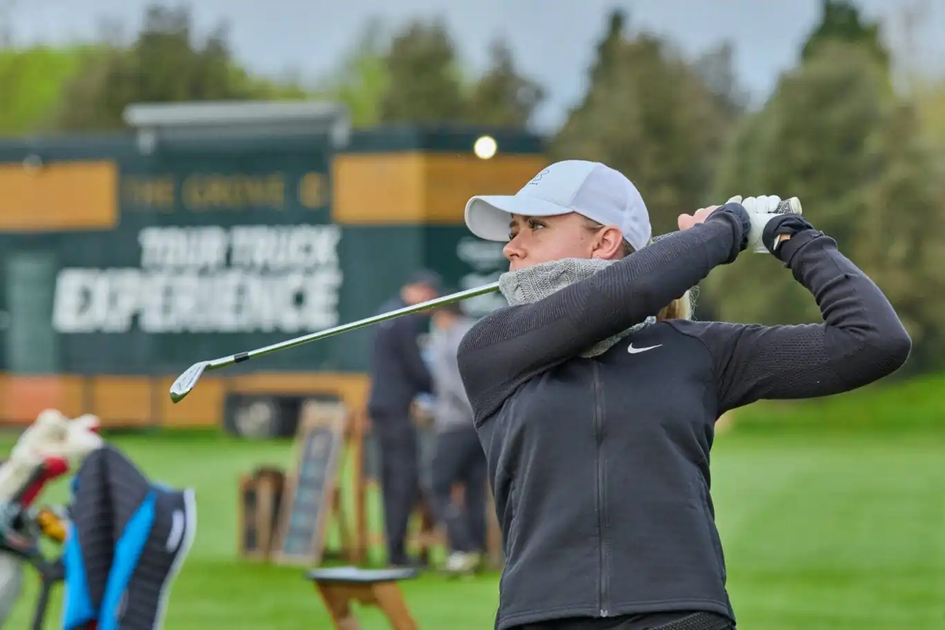 woman playing golf