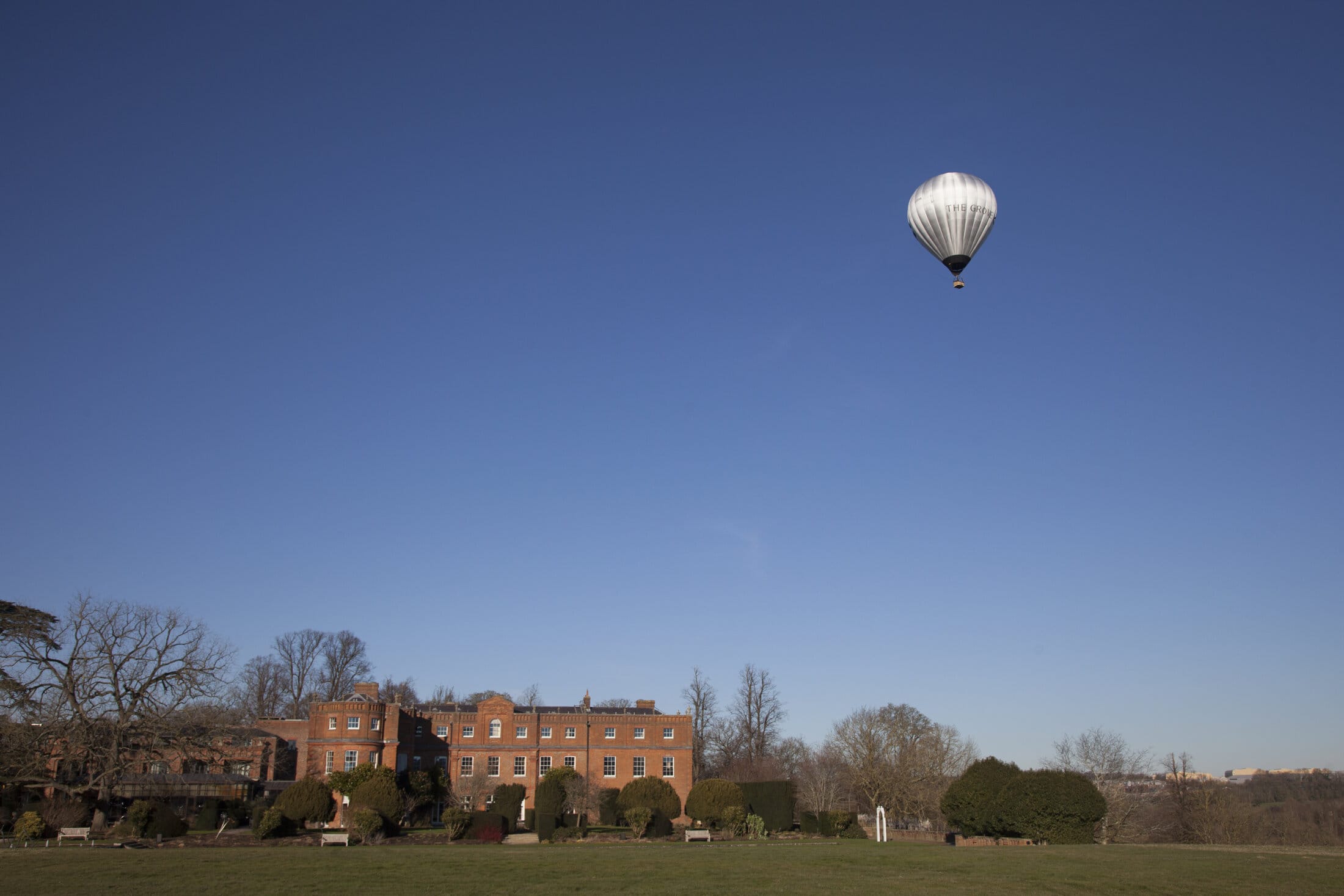 Hot-air balloon over the mansion